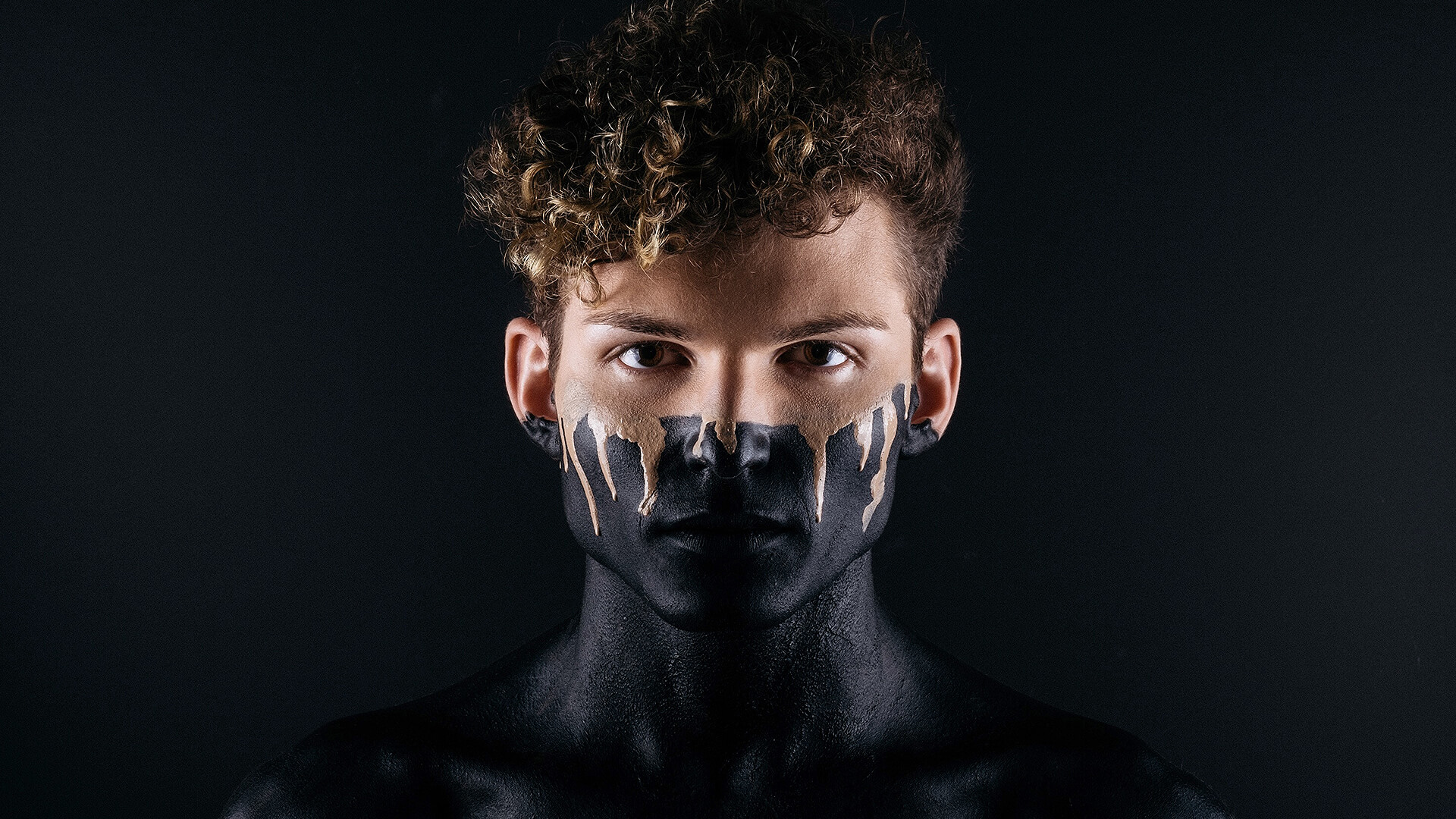 Künstlerische Fotografie über IHHT-Zelltraining. Männerkopf mit Maske und schwarzer Hintergrund 